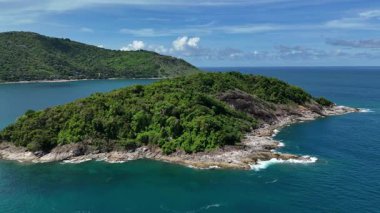 Uçsuz bucaksız okyanusun ortasında, mavi sularla çevrili küçük bir ada..