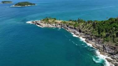 Uçsuz bucaksız okyanusun ortasında, mavi sularla çevrili küçük bir ada..