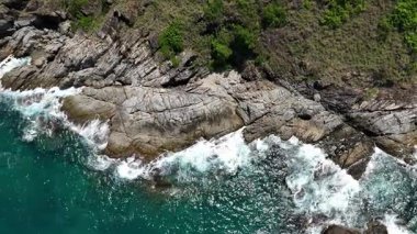 Dalgaların kayalara ve taşlara çarptığı kıyı şeridi..