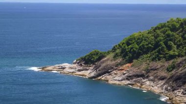 Uçsuz bucaksız okyanusun ortasında, mavi sularla çevrili küçük bir ada..