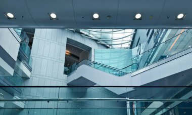 Geniş ve modern bir binanın geniş cam tavanı..