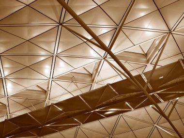 Geniş ve modern bir binanın geniş cam tavanı..