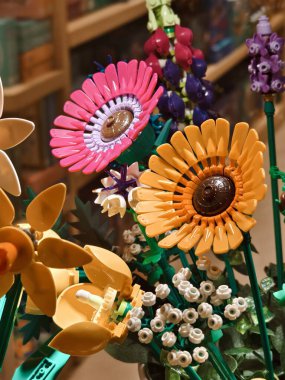 Tamamen tuğlalardan yapılmış renkli bir demet çiçek..