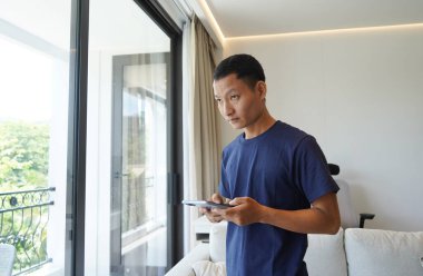 Tablet bilgisayarlı işçi alarm sistemini kontrol ediyor.