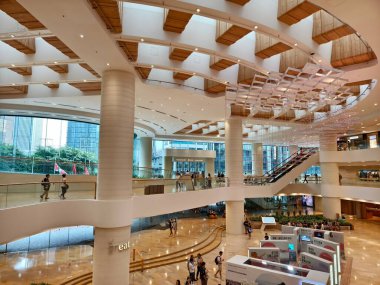 HAZİRAN 03, 2025 - HONGKONG, ÇİN: İçi boş yürüyen insanlarla dolu büyük bir alışveriş merkezi.