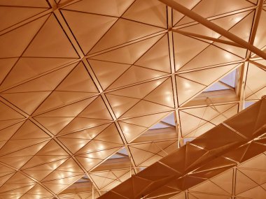 Geniş ve modern bir binanın geniş cam tavanı..