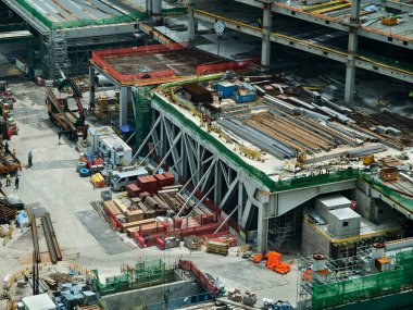 Hareketli bir şehirde bulunan bir inşaat alanını gösteren havadan bir perspektif..