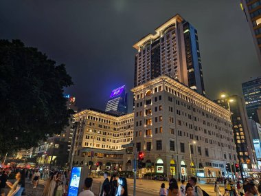 HAZİRAN 03, 2025 - HONGKONG, ÇİN: işlek bir şehir caddesi Yüksek binalar ve arabalar sürüş.