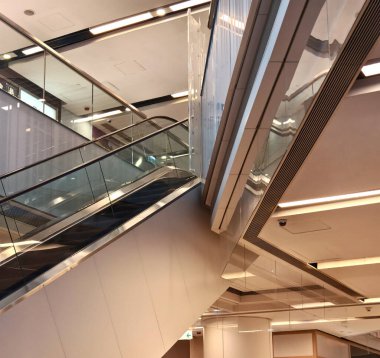 Camdan ve metalden karmaşık tasarımları olan muhteşem bir binanın perspektif arka planı. 