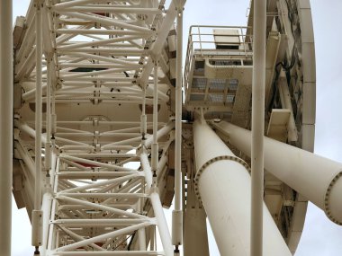 Beyaz arkaplanda renkli bir dönme dolaba yakın çekim.