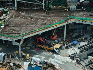 Hareketli bir şehirde bulunan bir inşaat alanını gösteren havadan bir perspektif..