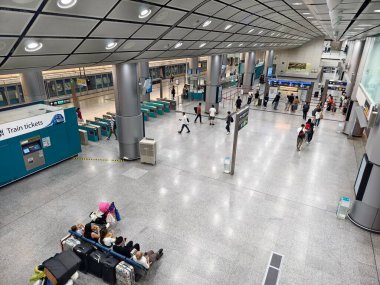 HAZİRAN 03, 2025 - HONGKONG, ÇİN: İçi boş yürüyen insanlarla dolu büyük bir alışveriş merkezi.