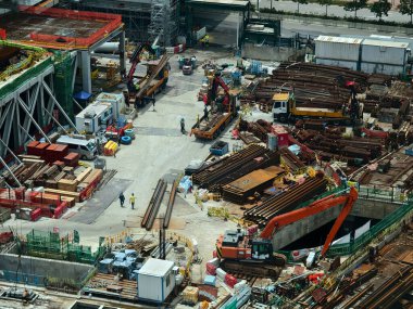 Hareketli bir şehirde bulunan bir inşaat alanını gösteren havadan bir perspektif..