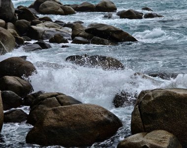 Güçlü dalgalar engin okyanustaki kayalara çarpıyor..
