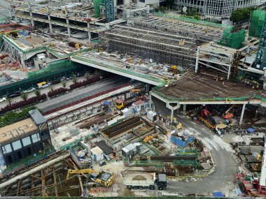 Hareketli bir şehirde bulunan bir inşaat alanını gösteren havadan bir perspektif..