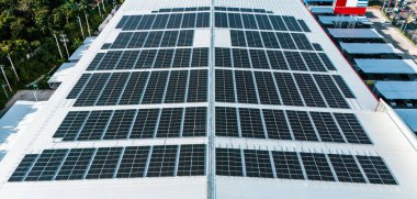 Çağdaş bir alışveriş merkezine birden fazla güneş paneli kurulmuş enerji tasarruflu çatı..