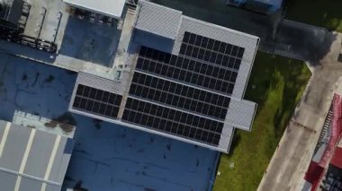 Çağdaş bir alışveriş merkezine birden fazla güneş paneli kurulmuş enerji tasarruflu çatı..