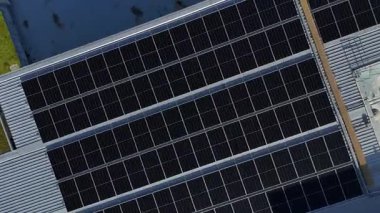 Çağdaş bir alışveriş merkezine birden fazla güneş paneli kurulmuş enerji tasarruflu çatı..