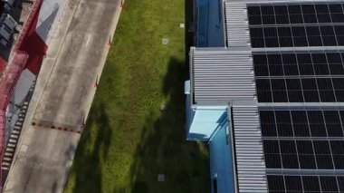 Çağdaş bir alışveriş merkezine birden fazla güneş paneli kurulmuş enerji tasarruflu çatı..