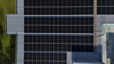 Çağdaş bir alışveriş merkezine birden fazla güneş paneli kurulmuş enerji tasarruflu çatı..