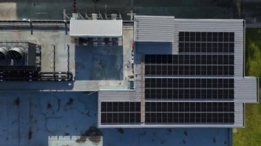 Çağdaş bir alışveriş merkezine birden fazla güneş paneli kurulmuş enerji tasarruflu çatı..