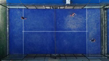 Mavi raket tenis kortlarındaki pratik yapan insanların havadan görünüşü.