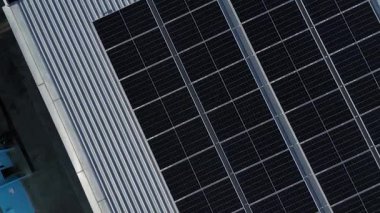 Çağdaş bir alışveriş merkezine birden fazla güneş paneli kurulmuş enerji tasarruflu çatı..