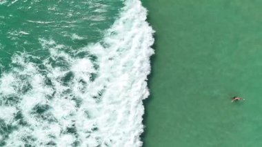 Kumlu sahile vuran dalgalarla dolu bir sahile..