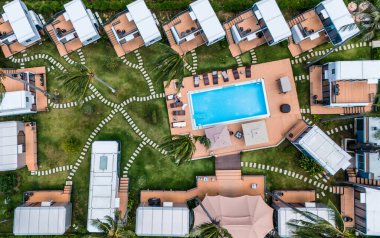 Tropikal bölgede yüzme havuzu olan modern otel modüler binaları.