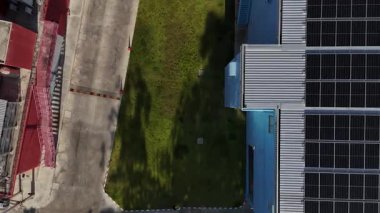 Çağdaş bir alışveriş merkezine birden fazla güneş paneli kurulmuş enerji tasarruflu çatı..