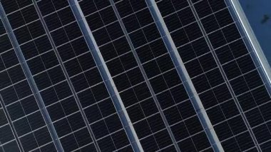 Çağdaş bir alışveriş merkezine birden fazla güneş paneli kurulmuş enerji tasarruflu çatı..