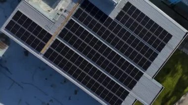 Çağdaş bir alışveriş merkezine birden fazla güneş paneli kurulmuş enerji tasarruflu çatı..