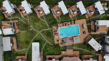 Tropikal bölgede yüzme havuzu olan modern otel modüler binaları.