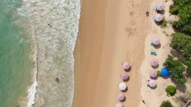 Kumlu sahile vuran dalgalarla dolu bir sahile..