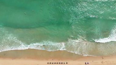 Kumlu sahile vuran dalgalarla dolu bir sahile..