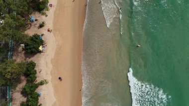 Kumlu sahile vuran dalgalarla dolu bir sahile..