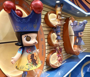 BANGKOK, THAILAND - 20 AĞUSTOS 2025: Büyük alışveriş merkezindeki Popmart Market.