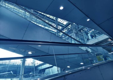 Cam ve çelik yapısı olan modern mimari çerçeve.