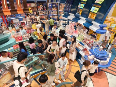 BANGKOK, THAILAND - 20 AĞUSTOS 2025: Büyük alışveriş merkezindeki Popmart Market.