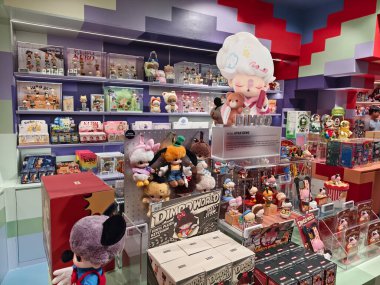 BANGKOK, THAILAND - 20 AĞUSTOS 2025: Büyük alışveriş merkezindeki Popmart Market.