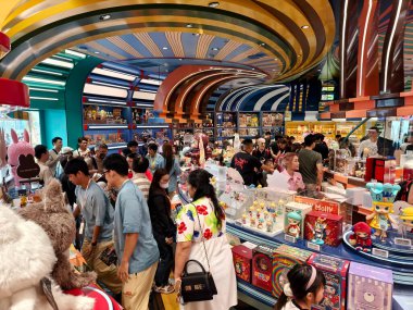 BANGKOK, THAILAND - 20 AĞUSTOS 2025: Büyük alışveriş merkezindeki Popmart Market.