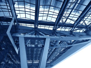 Cam ve çelik yapısı olan modern mimari çerçeve.