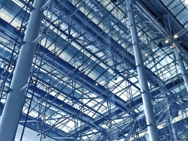 Cam ve çelik yapısı olan modern mimari çerçeve.