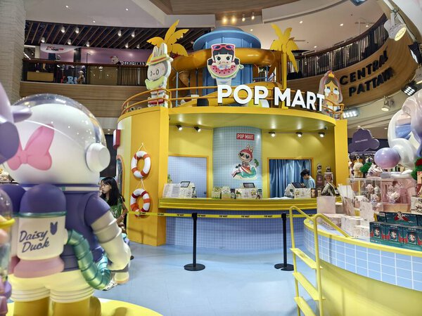ПАТТАЯ, Таиланд - 24 августа 2025 года: Магазин бренда Popmart в крупном торговом центре.