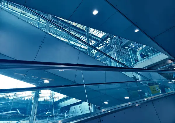 Cam ve çelik yapısı olan modern mimari çerçeve.