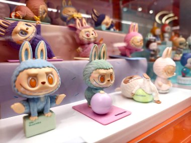 BANGKOK, THAILAND - 20 AĞUSTOS 2025: Labubu marka bebekler mağazada satılıyor.