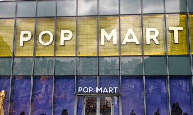 BANGKOK, THAILAND - 20 AĞUSTOS 2025: Büyük alışveriş merkezindeki Popmart Market.