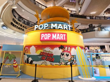 PATTAYA, THAILAND - 24 AĞUSTOS 2025: Büyük alışveriş merkezindeki Popmart Market.