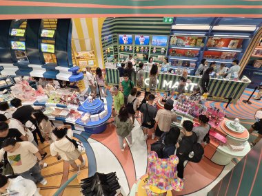 BANGKOK, THAILAND - 20 AĞUSTOS 2025: Büyük alışveriş merkezindeki Popmart Market.