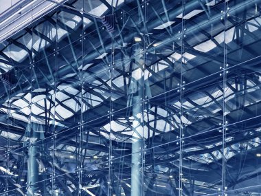 Cam ve çelik yapısı olan modern mimari çerçeve.